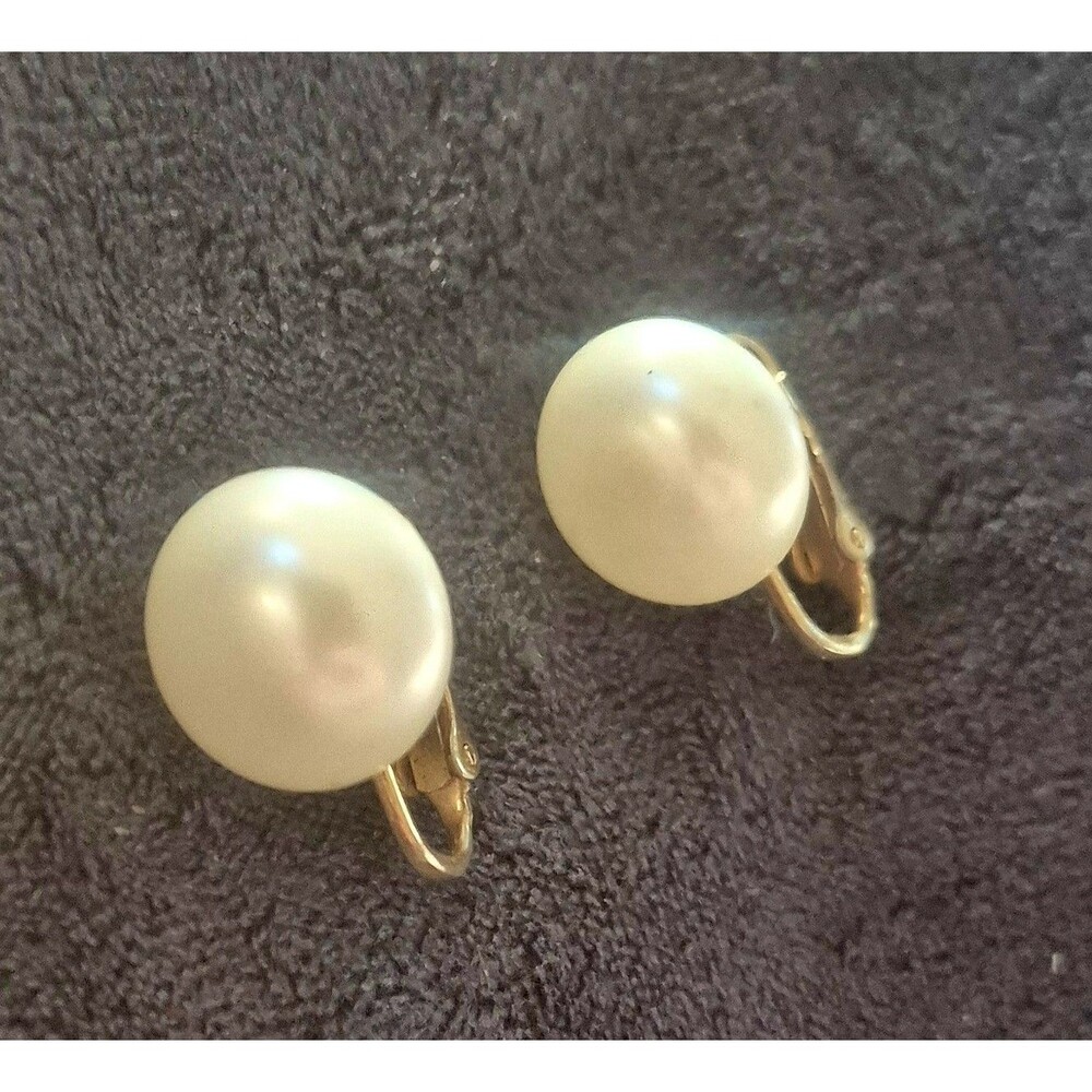 Vintage 1980s Faux Mabe Pearl Button Clip On Earrings Gold Tone Flat 0.5"